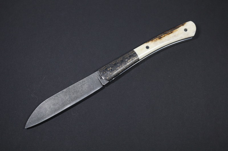 Couteau pliant Le Tarn® lame 14c28n finition Stonewash - manche bois de cerf et mitres en carbone avec insertion de cuivre - vendu