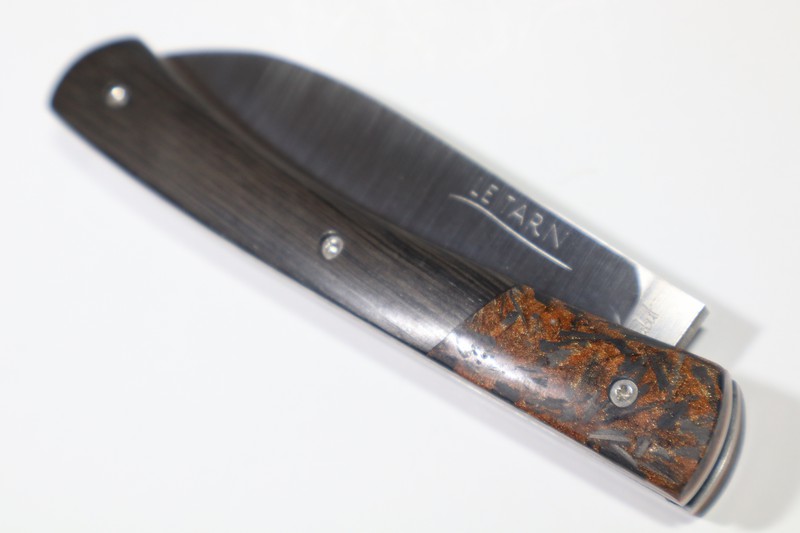 Couteau pliant Le Tarn® manche morta avec mitre avant en carbone et résine orange