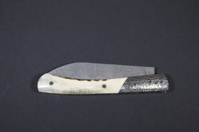 couteau-Le-Tarn-Bois-de-Cerf-mitre-Carbone-laiton-lame-et-ressort-Stonewash-5.jpg outeau-Le-Tarn-Bois-de-Cerf-mitre-Carbone-laiton-lame-et-ressort-Stonewash