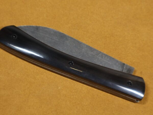 couteau-regional-et-artisanal-Le-Tarn-lame-carbone-xc75-stonewash-et-manche-pointe-de-corne-brune