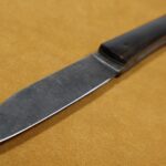 couteau-regional-et-artisanal-Le-Tarn-lame-carbone-xc75-stonewash-et-manche-pointe-de-corne-brune