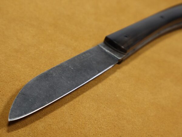 couteau-regional-et-artisanal-Le-Tarn-lame-carbone-xc75-stonewash-et-manche-pointe-de-corne-brune